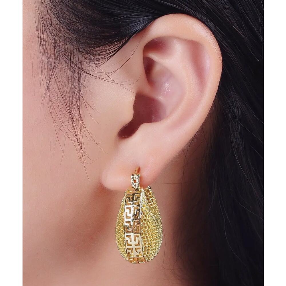 AIM Silver Plated
Minimalist Riveted Wire Rings Dome Latch Earrings in Silver - Picture 2 of 2